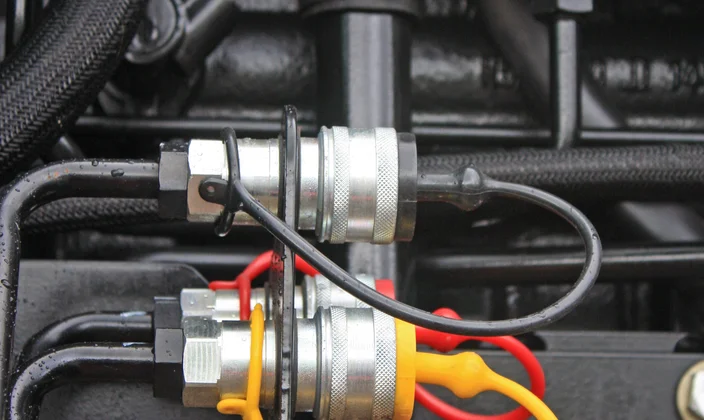 Conexões hidráulicas em equipamento industrial