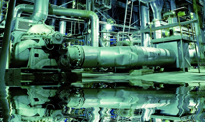Tubulações e turbina de vapor em usina