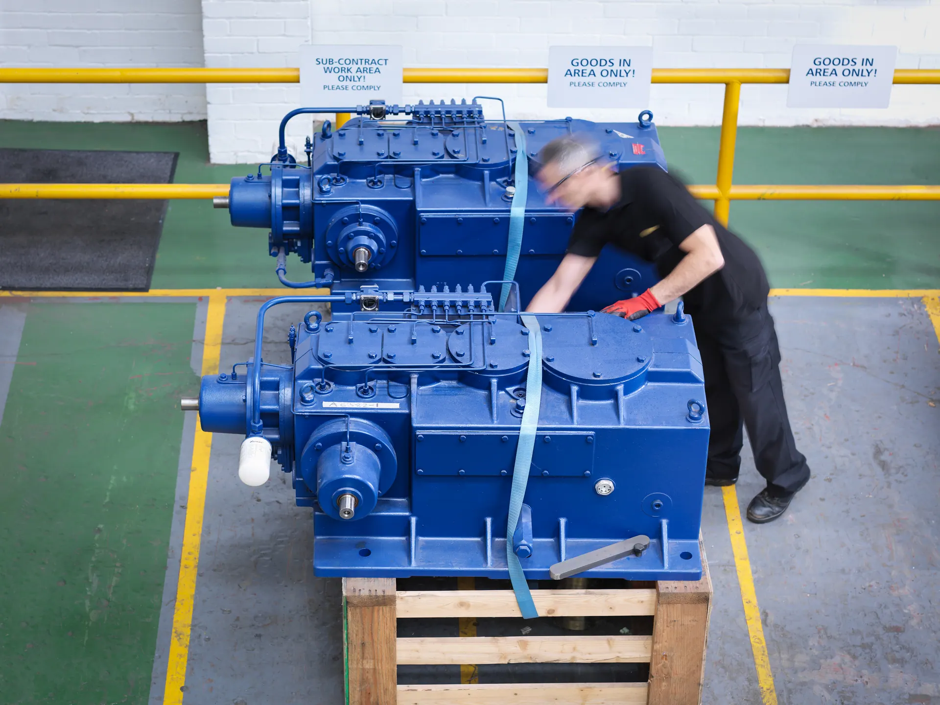 Tubulações e turbina de vapor em usina